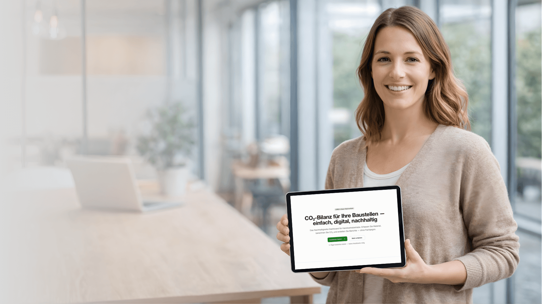 Handwerkerin nutzt EcoHandwerk auf dem Laptop